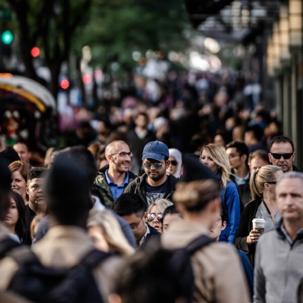 PERSONAS CAMINANDO POR LA CALLE