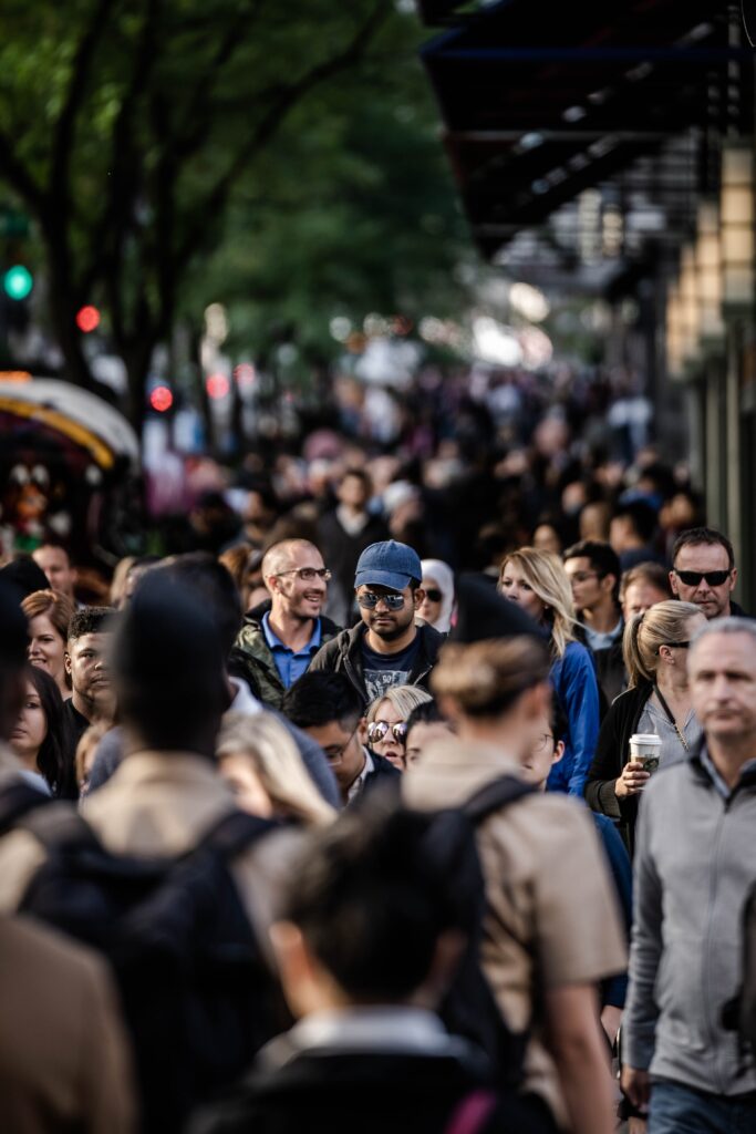 PERSONAS CAMINANDO POR LA CALLE